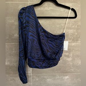 One sleeve crop top.